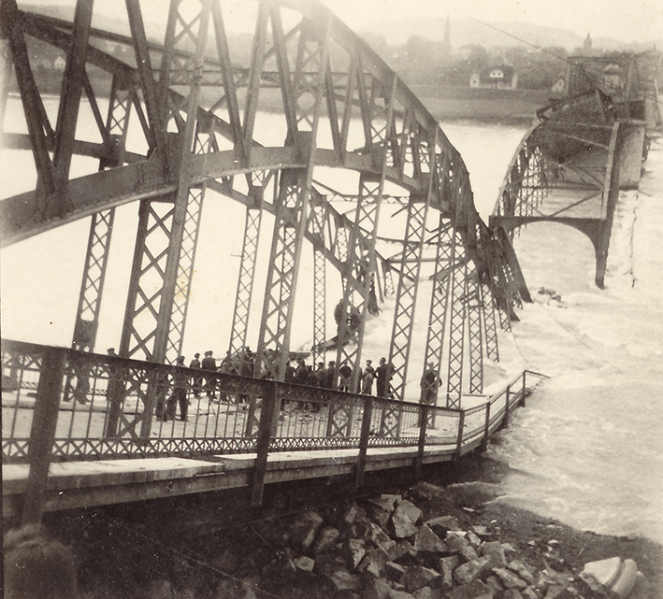 Datei:Innbruecke1945 2.png