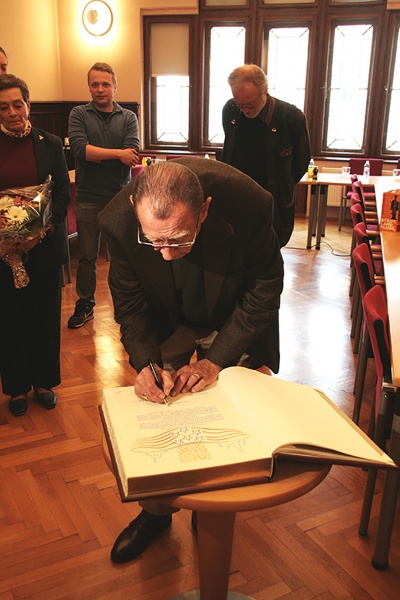 Datei:Barry goldenes Buch8.jpg